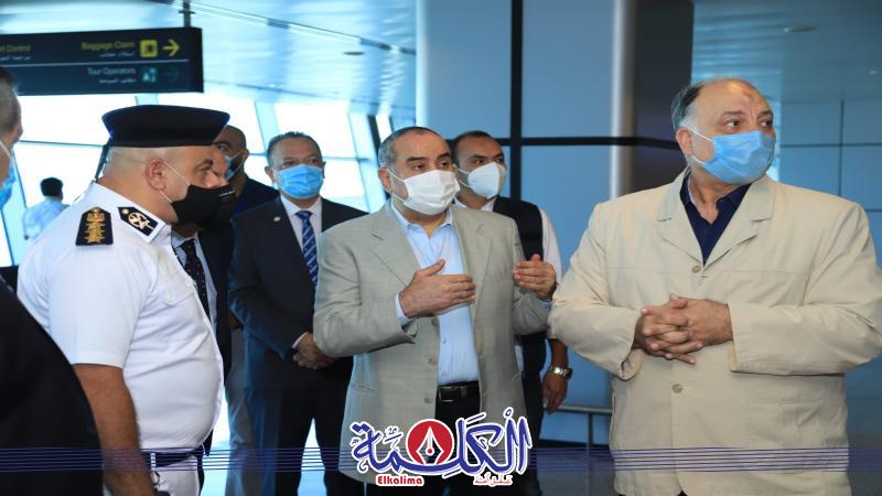 وزير الطيران المدنى في جولة تفقدية بمطــار الغردقة الدولي 
