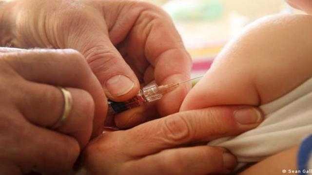حرمان أب من حضانة طفله في كندا بعد رفضه التطعيم بلقاح كورونا