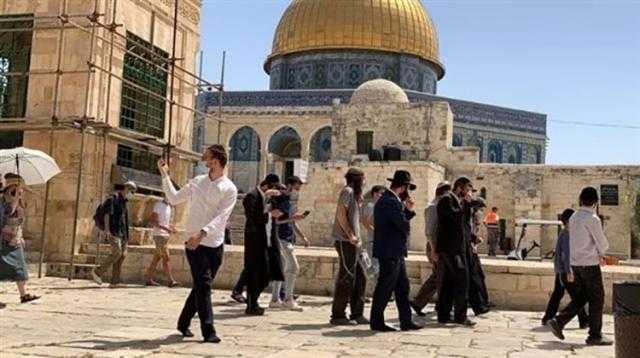 مستوطنين إسرائيليين يقتحمون المسجد الأقصى في حماية شرطة الاحتلال