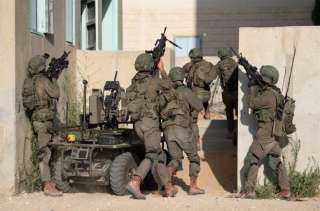 شاهد.. فلسطينيون يتجولون في قاعدة عسكرية إسرائيلية