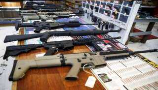 أمريكا توقع قانونًا يقيد حيازة الأسلحة النارية