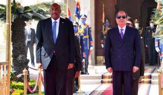 الرئيس السيسي يستقبل رئيس مجلس السيادة الانتقالى السودانى بمطار القاهرة