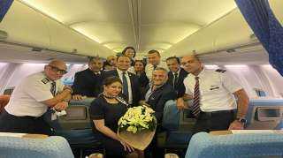 مصر للطيران تستقبل بالورود طبيبًا أنقذ حياة طفل
