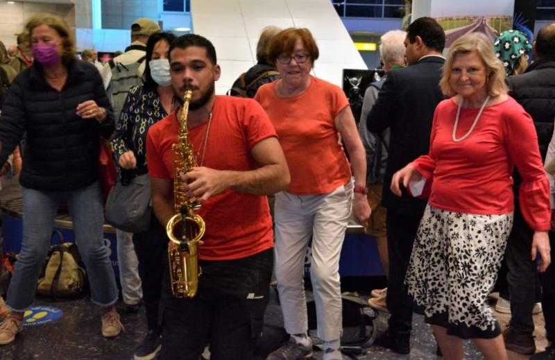 مطار القاهرة يحتفل مع وفود مؤتمر المناخ على أنغام الموسيقى خلال عودتهم من شرم الشيخ