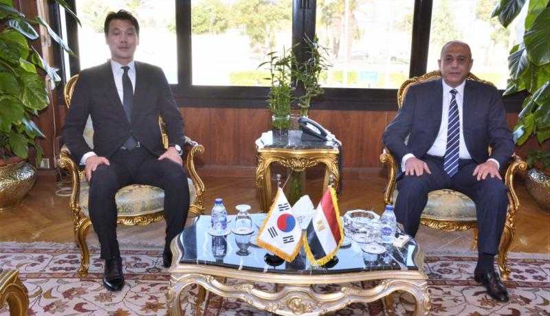 وزير الطيران المدني يلتقي سفير كوريا الجنوبية بالقاهرة