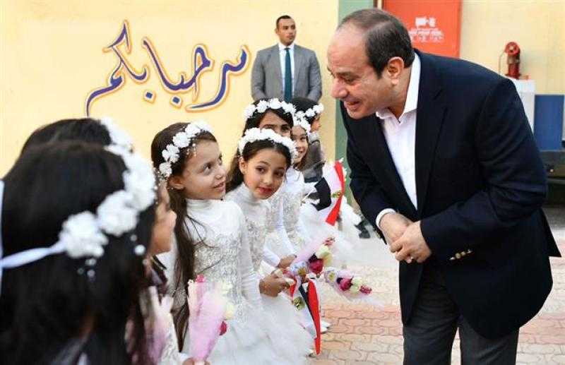 الرئيس السيسي يتبادل الحديث الأبوي مع الأطفال في مدرسة الحصص بشربين