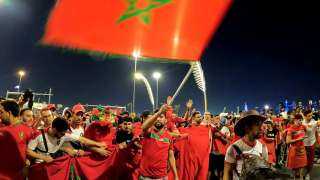 لقطات ترصد احتفالات جمهور المغرب في قطر بعد التأهل لربع نهائي كأس العالم