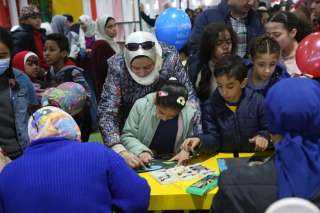 معرض القاهرة الدولي للكتاب يتخطى الثلاثة ملايين زائر حتى يومه قبل الأخير