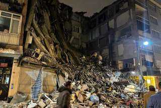 ٦٤٠٠ بناء مُهدم في تركيا بعد الزلزال .. وفرق الإنقاذ تحاول الوصول إليهم