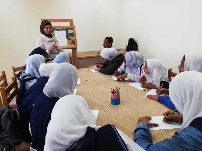 ورش لتنفيذ هدايا الأم في عيدها بقصر ثقافة العديسات بالأقصر