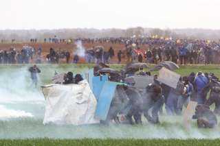 اشتباك بين الشرطة الفرنسية ومحتجين على بناء خزان للري الزراعي