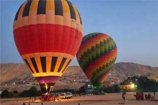 إقبال السياح على البالون الطائر في الأقصر بعد تحسن الأحوال الجوية