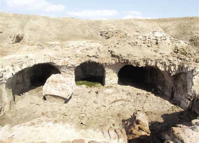 العثور على بقايا مدينة أثرية وسط بحيرة المنزلة في مدينة ”تنيس”
