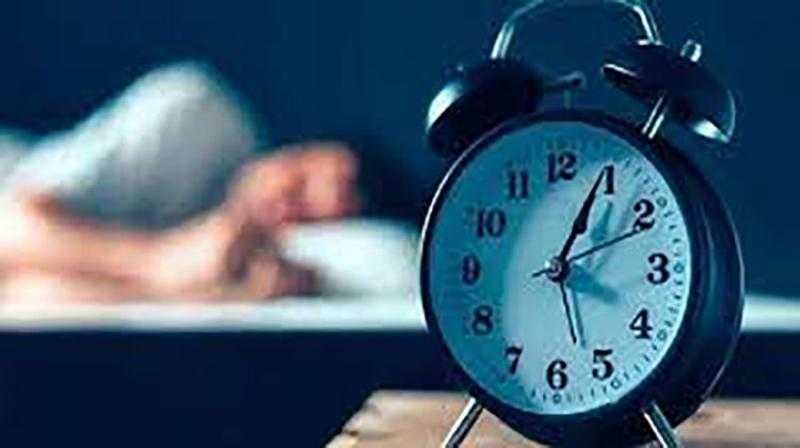 كيف تعيد ضبط مواعيد نومك بعد الانتهاء من الإجازة؟.. فيديو