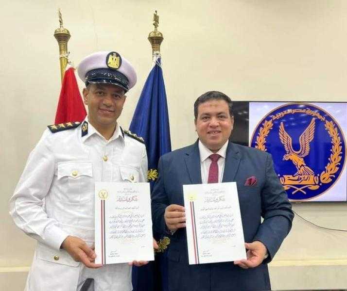 الكاتب الصحفي محمد جمال يهنئ النقيب محمد محروس بتكريمه من وزير الداخلية