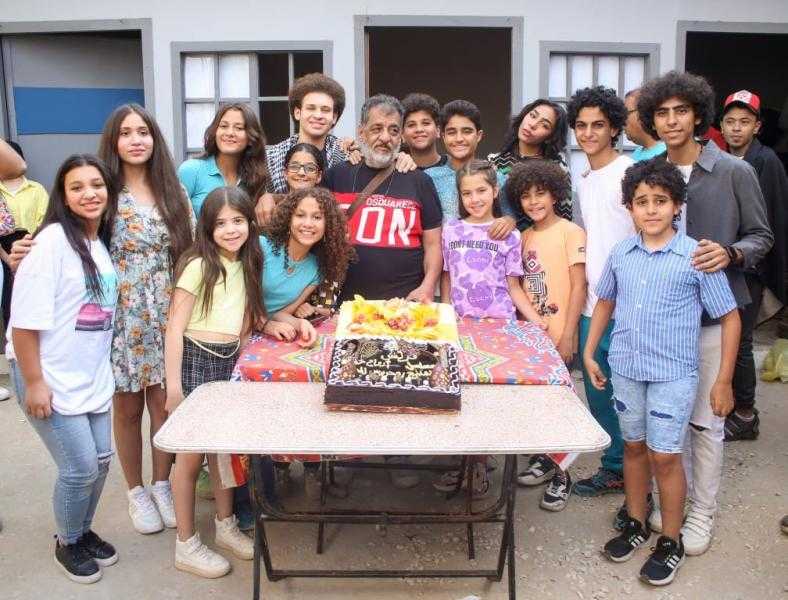 صناع مسلسل «أرواح خفية» يحتفلون بانتهاء التصوير