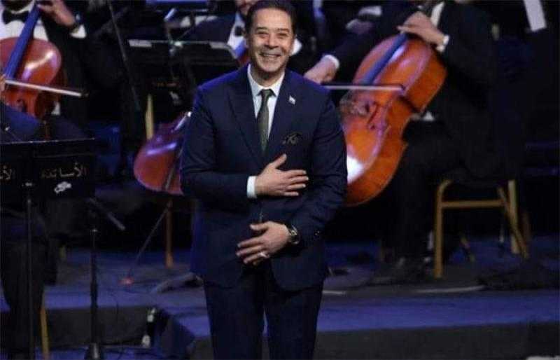 مدحت صالح يتغنى باعمال الاساتذة على مسرح النافورة