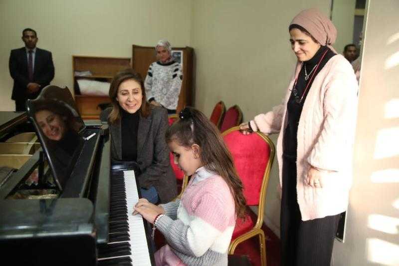 وزيرة الثقافة تحضر أولى دروس العزف على البيانو لطفلة ”قادرون باختلاف” تاليا محمد