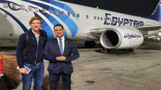 الفنان العالمي Domhnall Gleeson يصل القاهره على متن طائرة مصر للطيران