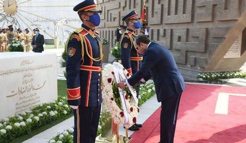 السيسى يضع إكليلا من الزهور على النصب التذكارى للجندى المجهول