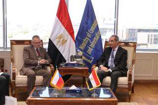 وزير الاتصالات يبحث مع سفير التشيك لدى مصر تعزيز التعاون بين البلدين
