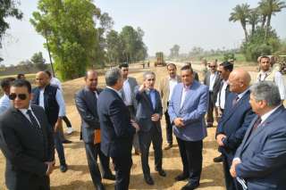 وزير التنمية المحلية ومحافظ الغربية يتفقدان مشروعات الرصف والتطوير بمركزي زفتى والسنطة