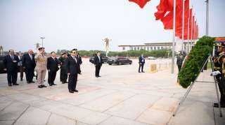 السيسي يزور النصب التذكاري للجندي المجهول بميدان ”تيانانمن” بالعاصمة الصينية بكين