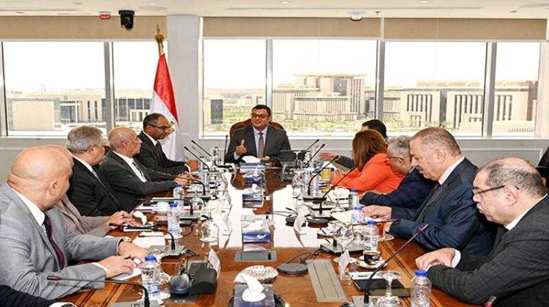 وزير الإسكان يعقد اجتماعه مع جهات وقطاعات الوزارة