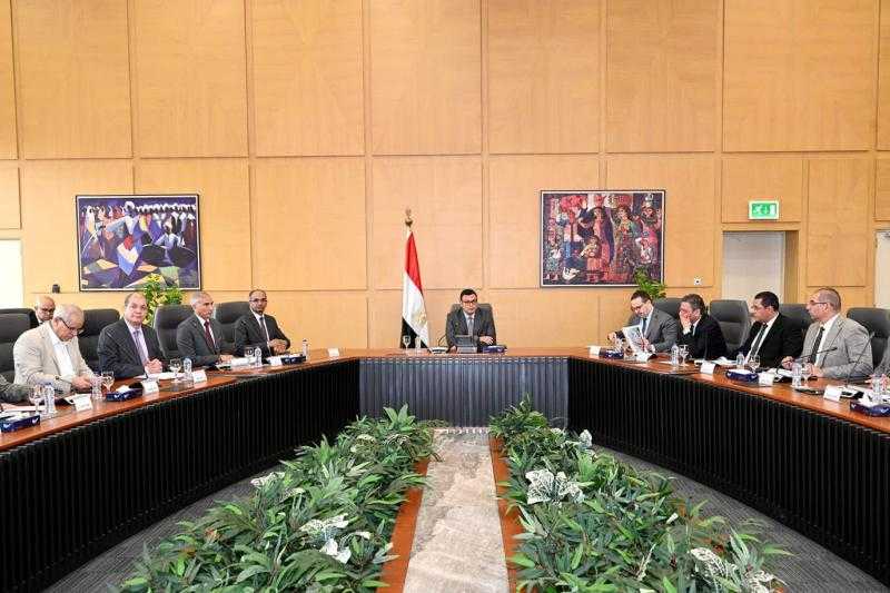 وزير الإسكان يتابع سير العمل بهيئة المجتمعات العمرانية وأجهزة المدن الجديدة