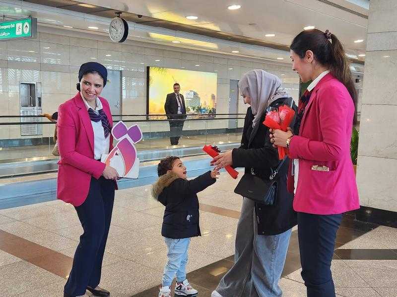 مطار القاهرة الدولي يحتفي بيوم المرأة العالمي مع المسافرات داخل صالات السفر والوصول