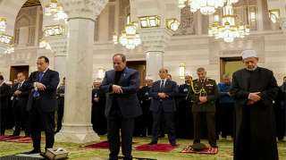 الرئيس السيسي يؤدي صلاة الفجر في مسجد السيدة نفيسة ويزور المقام