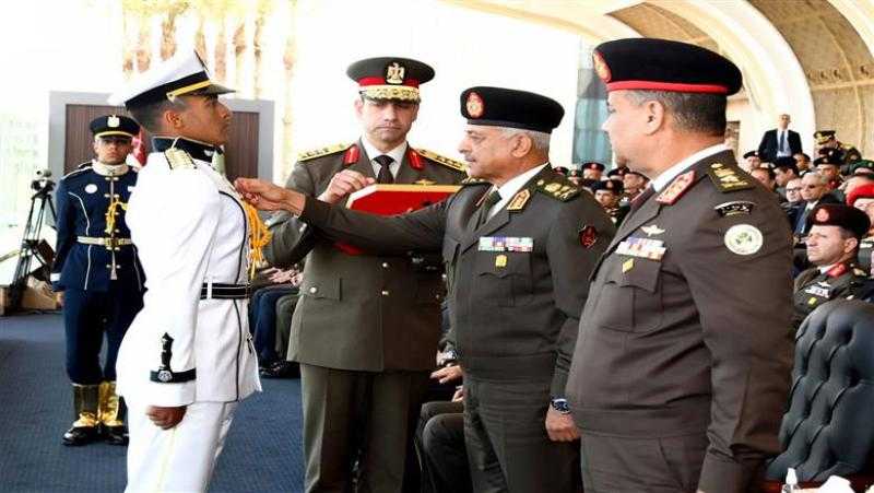 وزير الدفاع والإنتاج الحربى يشهد حفل إنتهاء فترة الإعداد العسكرى لطلبة الأكاديمية العسكرية المصرية والكليات العسكرية