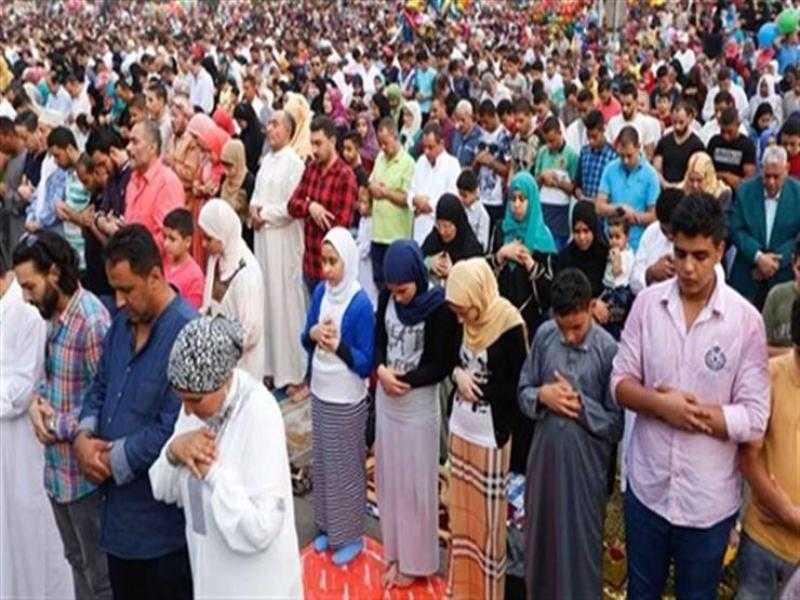 الأزهر للفتوى: صلاة الرجال بجوار النساء فى العيد دون حائل باطلة