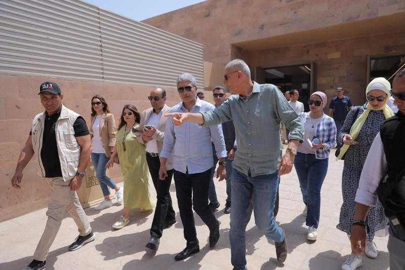 وزير السياحة والآثار يتفقد تدفق حركة الزيارة ويحرص على القيام بالتجربة السياحية كاملةً بالمنطقة