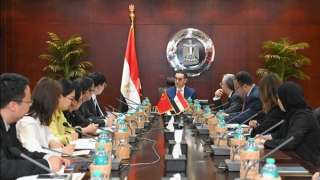 وزير الاستثمار يلتقي السفير الصيني بالقاهرة لبحث سبل تعزيز العلاقات الاقتصادية بين البلدين