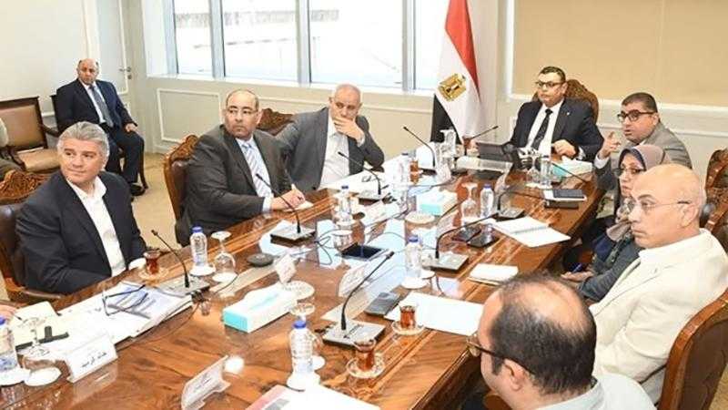 وزير الإسكان يلتقي مسئولى شركة ”أبناء حسن علام” لمتابعة الموقف التنفيذي للمشروعات التى تتولى تنفيذها