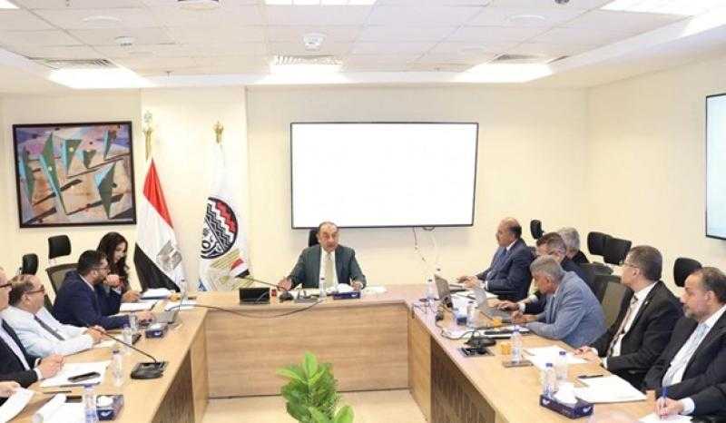 وزير قطاع الأعمال العام يعقد اجتماعًا موسعًا مع رؤساء شركات الأدوية التابعة لاستعراض مؤشرات الأداء