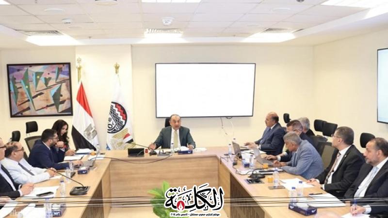 وزير قطاع الأعمال العام يعقد اجتماعا موسعا مع رؤساء شركات الأدوية التابعة لاستعراض مؤشرات الأداء