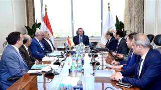 نائب وزير التموين يجتمع مع الشركة المصرية للحوم والدواجن لمتابعة استعدادات عيد الأضحى