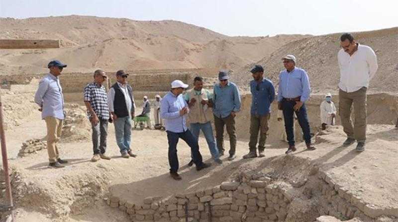 الأمين العام للمجلس الأعلى للآثار يتفقد ”المقاصير الجنوبية” بمعبد الأخ منو وأعمال الحفائر الأثرية