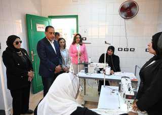 رئيس الوزراء يتفقد قافلة خدمية تقدم خدمات متنوعة لمواطني قرية ”زاوية صقر” بمركز أبو المطامير