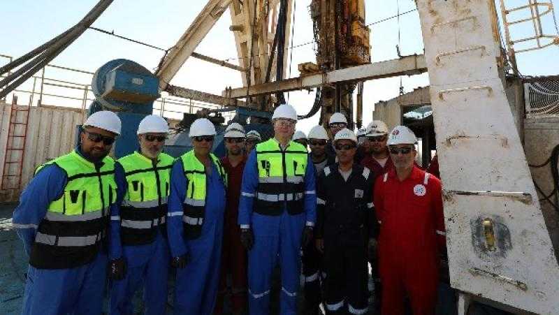 وزير البترول يجري جولة ميدانية بموقع شركة بتروشهد بالصحراء الغربية لتفقد سير العمليات الإنتاجية