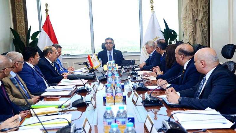 وزير التموين يعقد اجتماعًا مع الشركة ”القابضة للصناعات الغذائية” لمتابعة الموقف التنفيذي للمخزون الاستراتيجي من السلع