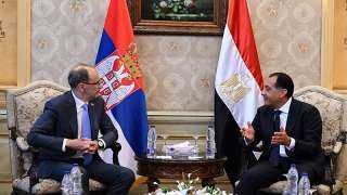 رئيس الوزراء يستقبل رئيس وزراء صربيا بمطار القاهرة الدولي