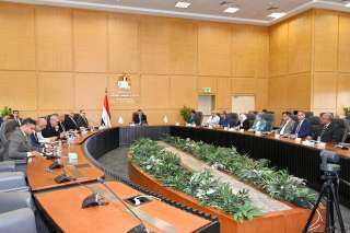 وزير الإسكان يعقد اجتماعًا للجنة التنسيقية العليا ويوجه رؤساء المدن الجديدة بالعمل على إجراءات ترشيد الاستهلاك