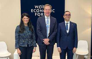 المشاط تبحث مع رئيس المنتدى الاقتصادي العالمي (WEF) تأثير التطورات العالمية والإقليمية