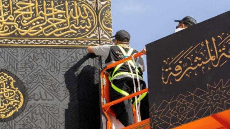بدء مراسم تغيير كسوة الكعبة المشرفة.. تفاصيل
