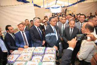 وزير التموين ومحافظ الشرقية يفتتحان سوق اليوم الواحد بالعاشر من رمضان