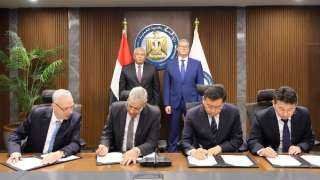 وزير البترول ومحافظ الوادى الجديد يشهدان توقيع العقود النهائية لبدء تنفيذ مجمع إنتاج حامض الفسفوريك بالوادى الجديد