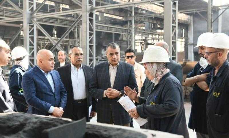 وزير الإنتاج الحربي يتابع سير العملية الإنتاجية بشركة حلوان للمسبوكات (مصنع 9 الحربي)